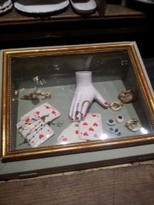 mains cartes à jouer curiosités  galerie salon paris