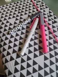 classeur stylo géométrique imprimé hema fluo rose